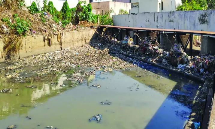 MCC Starts Cleaning up Rajakaluves Ahead of Monsoon