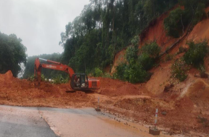 Landslip on Mangalore-Bangalore National Highway Disrupts Traffic Movement: Know more